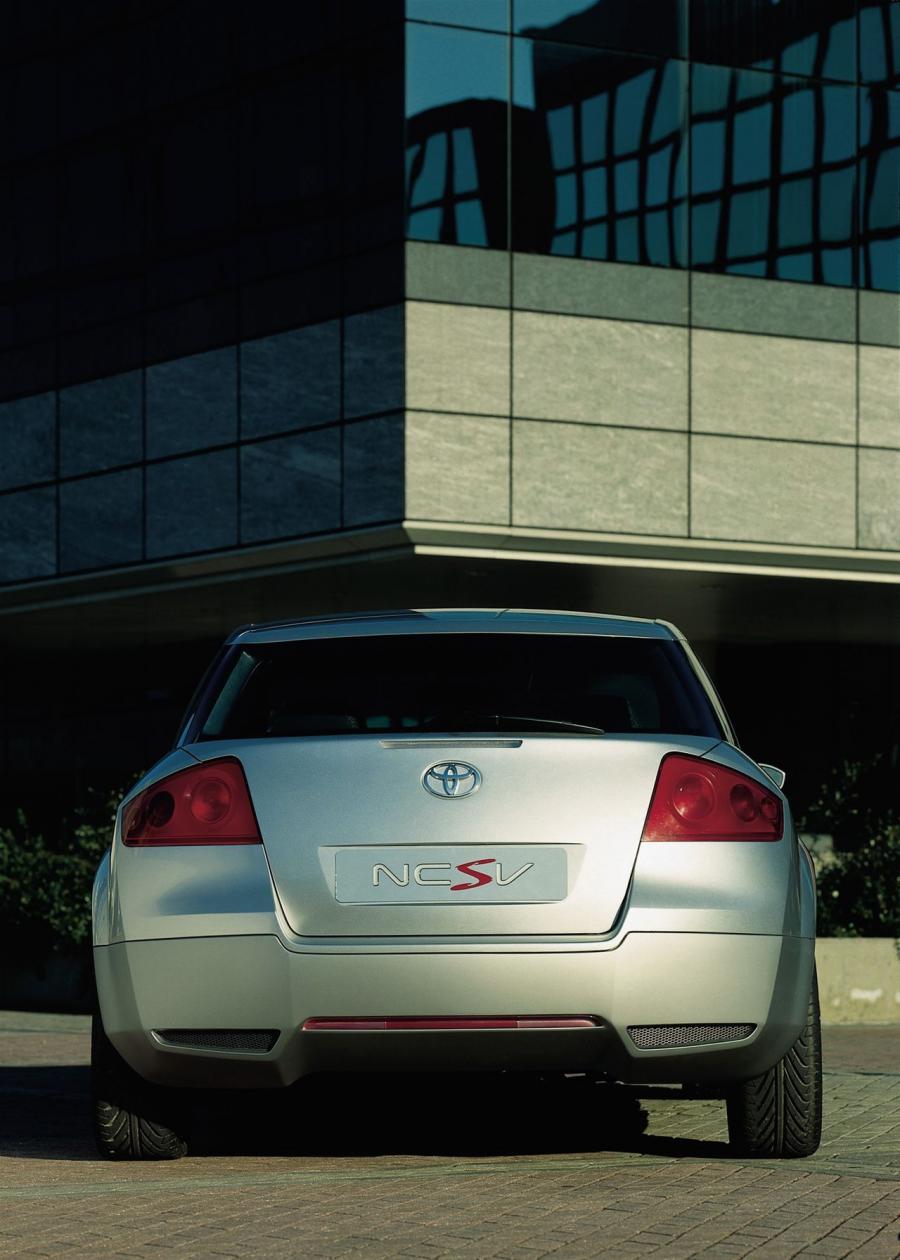  Toyota NCSV Concept 2000 года  (фото 4 из 6)